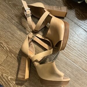 Gianni Bini nude platform sandals 7